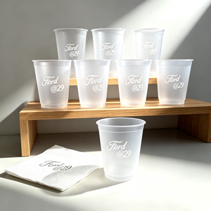 Gobelet en PP de 360 ml (12 oz) avec logo personnalisé, gobelet en plastique jetable de 90 mm pour thé à bulles, jus, gobelet en plastique givré avec serviette - Product Image 1
