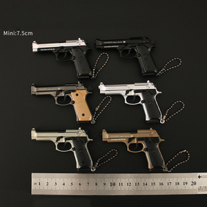 Vente en gros de PUBG M92 personnalisé mini métal 3d vrais modèles de pistolet jouets porte-clés 2023 2024 hot kids mini holster jouets modèles porte-clés - Product Image 3