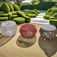 Table d'appoint ronde extérieure en rotin tressé et aluminium, légère, durable, moderne et imperméable, idéale pour les cours et les hôtels