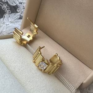 Boucles d'oreilles clous en argent pur S925, style antique, rayées, simples, élégantes, à la mode, avec zircon, design de niche - Product Image 5