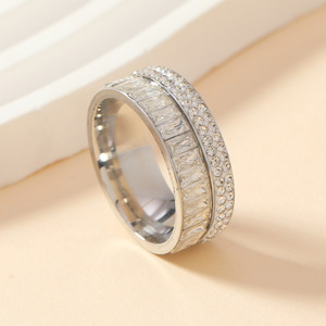 Anillo de Acero Inoxidable Chapado en Oro PVD al por Mayor |   Zirconia Rectangular de Lujo con Corte Rectangular, Completamente Pavimentada, Resistente al Agua e Hipoalergénica - Product Image 1