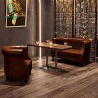 Ensemble de meubles de café classique, restaurant, canapé en cuir Chesterfield brun, banquette et table à manger carrée en bois