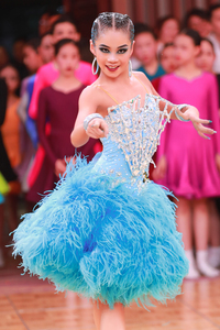 Costume de compétition de danse latine Vennystyle - Robes florales personnalisées avec strass et plumes |   Vêtements de performance Rumba en spandex/coton - Product Image 2