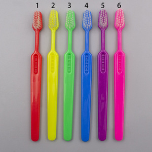 แปรงสีฟันเด็กพร้อมขนแปรงไนลอนนุ่ม ด้ามจับหลากสี ขนาดปกติ ใช้ในบ้าน - Product Image 1