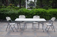 Vente en gros en Amérique d'une table rectangulaire pliante portable en plastique blanc populaire pour le camping en plein air, les banquets, les fêtes et les repas