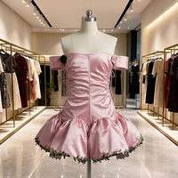Robe courte élégante de soirée et de cocktail pour femmes, rose personnalisée, sans manches, à volants, épaules dénudées, froncée, en satin, évasée