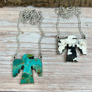 Collar de Plata de Ley Hecho a Mano con Turquesa Kingman Blanca y Diseño de Pájaro Trueno para Mujer - Product Image 1