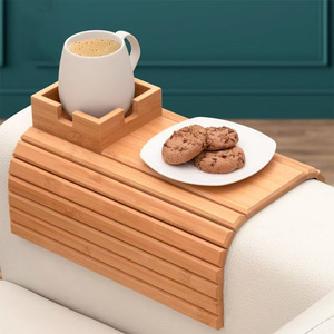 Bandeja de bambú para reposabrazos de sofá con portavasos para aperitivos y bebidas en la parte delantera - Product Image 1