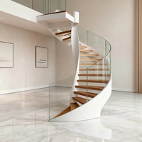 Escalier en colimaçon moderne avec marches en bois, garde-corps en verre, escalier flottant en métal, escalier d'art de luxe pour extérieur