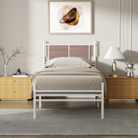 Lit plateforme moderne en fer blanc avec tête de lit en panneau imitation bois pour chambre à coucher