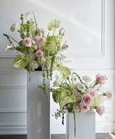 Composition florale artificielle rouge en soie mélangée avec verdure tombante, boule de fleurs pour la décoration de fêtes d'anniversaire, de fiançailles et de banquets