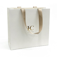 Sacs cadeaux personnalisés, sacs en papier de marque de luxe, sacs fourre-tout en papier couché, logo en feuille d'or 3D pour l'emballage de vêtements et de cosmétiques