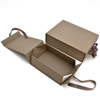 Boîtes cadeaux pliables avec ruban personnalisé de luxe, nouveaux logos imprimés sur mesure, boîtes en papier rigide avec gaufrage