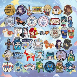 50 modèles de badges en émail 2026, best-sellers, motifs animaux, chat noir, musique, café, logo rond, anime, en stock entrepôt, vente en gros - Product Image 3