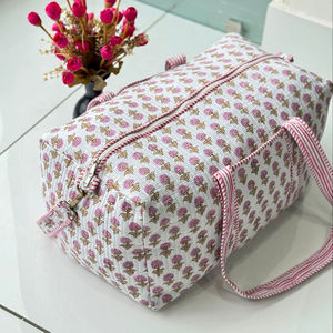 Bolsa de Viaje Acolchada de Algodón, Hecha a Mano, Elegante, Ligera, Duradera, con Estampado Tradicional, Perfecta para Viajes de Fin de Semana - Product Image 1
