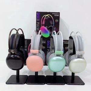 Audífonos inalámbricos plegables sobre la oreja con luz LED RGB de arcoíris, al precio más bajo, con sonido estéreo real de alta fidelidad para deportes y juegos. - Product Image 3