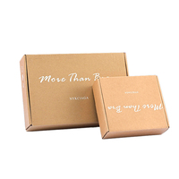 Boîtes d'expédition et de courrier en papier kraft ondulé avec revêtement UV et gaufrage pour l'emballage de chaussettes et la remise de cadeaux
