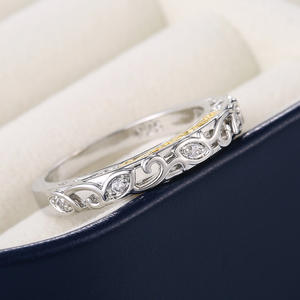 Anello di Fidanzamento F264 in Argento per Donna con Diamanti Naturali Taglio Brillante Rotondo Colore G e Pietre Laterali - Product Image 2