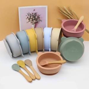 Ensemble de vaisselle d'apprentissage pour bébé : Bol à ventouse motif ours mignon, cuillère et fourchette à manche en bois, et ustensiles en silicone - Product Image 1