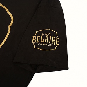 Camiseta negra personalizada con estampado de logotipo dorado para hombre - Product Image 4