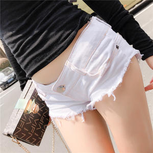 Pantalones cortos de mezclilla de cintura ultra baja sexy para <span class=keywords><strong>chicas</strong></span> <span class=keywords><strong>calientes</strong></span> con agujeros soplados por el viento, bordes peludos y Pantalones de mujer - Product Image 4