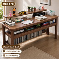 Bureau d'étude moderne et durable en finition noyer, grande table d'écriture avec étagère surélevée et bibliothèque ouverte inférieure pour chambre et bureau à domicile
