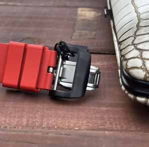 2025 뜨거운 판매 새로운 남자의 와인 배럴 모양의 기계식 시계 패션 디자이너 하이 퀄리티 YRM30-01 시계 - Product Image 3