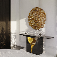 Console contemporaine avec placage laqué noir et finition laiton poli, inspirée des formations karstiques naturelles