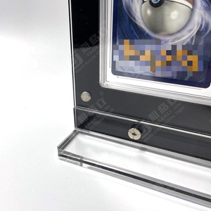 Exhibidor de Acrílico Personalizado para Tarjetas Coleccionables con Calificación TCG, con Almacenamiento - Product Image 5