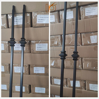 Balustre en fer forgé moderne et épuré avec collier de fixation pour escalier métallique, idéal pour la balustrade intérieure des escaliers.