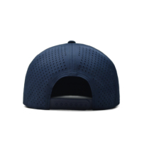 Casquette Snapback personnalisée avec logo, 6 panneaux, perforations découpées au laser, séchage rapide, polyester imperméable, visière plate, maille respirante, style Trucker