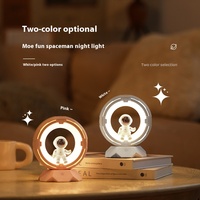 Veilleuse LED créative et lumineuse, ornement de bureau moderne en forme d'astronaute pour chambre à coucher, alimentée par piles, cadeau d'ambiance