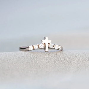 Anello Impilabile con Zirconi per Donne, Gioiello da Dito Minimalista e alla Moda - Product Image 1