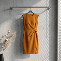 Robe fourreau jaune moutarde sans manches à col rond, avec nœud torsadé à la taille et fente avant, idéale pour le bureau ou les occasions formelles
