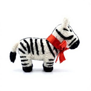 Adorno Navideño de Pared con Diseño de Zebra Blanca Tejida a Mano con Lana 100% Certificada Ecológica, Cinta Roja y Animal de Dibujos Animados para Interiores - Product Image 4