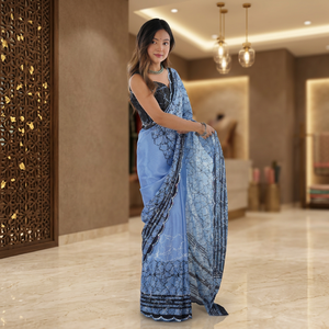 Sari en polyester imprimé numérique bleu élégant avec bordure noire, longueur ras du sol, pour femme, tenue de mariage, coupe classique - Product Image 2