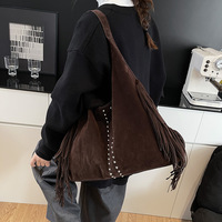 Sac fourre-tout en daim à franges pour femme, automne 2026, avec rivets décoratifs, grande capacité, style rétro, sac à bandoulière sous le bras