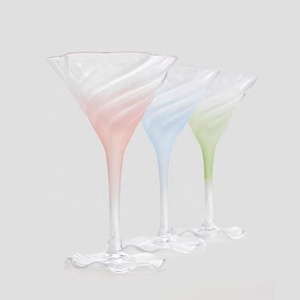 Copas de Vino de Vidrio Elegantes Hechas a Mano con Colores Personalizados, Efecto Esmerilado, Copas de Cóctel Giratorias Rosadas - Product Image 1