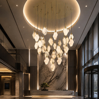 Lustre en albâtre rhombique de luxe moderne de haute qualité, texture marbre doré, luminaire suspendu pour hall d'hôtel, villa