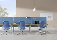 Chaise de bureau ergonomique en maille bleue avec support lombaire réglable et base pivotante pour espace de travail commercial, salle de conférence
