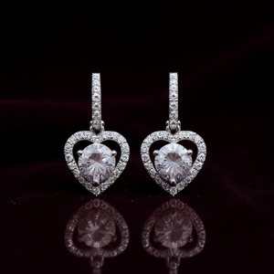 E1504 Orecchini in oro bianco con diamanti, taglio rotondo brillante, a forma di cuore, gioielli da sposa, stile romantico da donna - Product Image 2