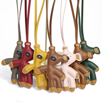 2026 Pendentif de sac de luxe en cuir motif ours, très populaire, durable, mignon, accessoires de clés motif ours de dessin animé, breloques pour mini sac Birkin de créateur, cadeau