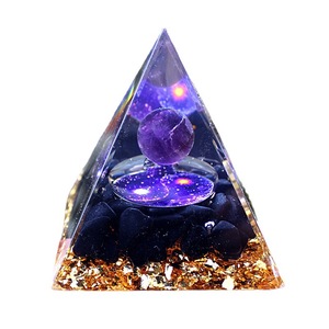 Pyramide en époxy cristal avec boule d'améthyste de 6 cm, ornement de bureau fait main, décoration d'intérieur - Product Image 5