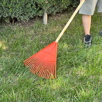 GEMLIGHT Râteau de jardin vert avec tête en plastique en forme d'éventail, 24 dents, manche en bois naturel pour la préparation des jardins en automne et l'élimination des feuilles, commande en gros