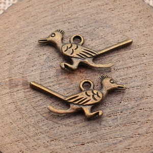 28x13mm, 1,5g, accessorio pendente fai da te color bronzo antico, uccello cucù - Product Image 2