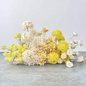 Arrangement floral artificiel luxuriant avec des fleurs roses, violettes et blanches. Idéal pour les centres de table élégants pour mariage - Product Image 1