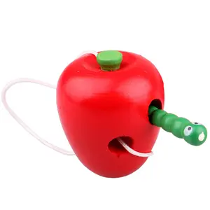 사과 끈 장난감을 먹는 작은 나무 애벌레