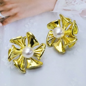 Boucles d'oreilles clous géométriques irrégulières à motif dentelle plaquées or 18 carats pour femme – Idée cadeau - Product Image 4