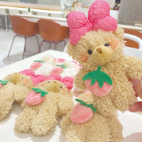 Porte-clés en peluche ours fraise mignon, breloque de sac souple, pendentif de sac à dos, jouet en peluche tendance et adorable pour filles et femmes, cadeau