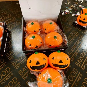 Jouet anti-stress souple à récupération lente en PU, en forme de citrouille d'Halloween réaliste, style alimentaire, fabriqué au Zhejiang - Product Image 3